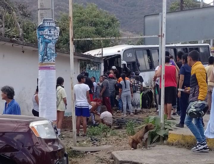 Choque de camión que transportaba a peregrinos a Chalma deja al menos tres muertos
