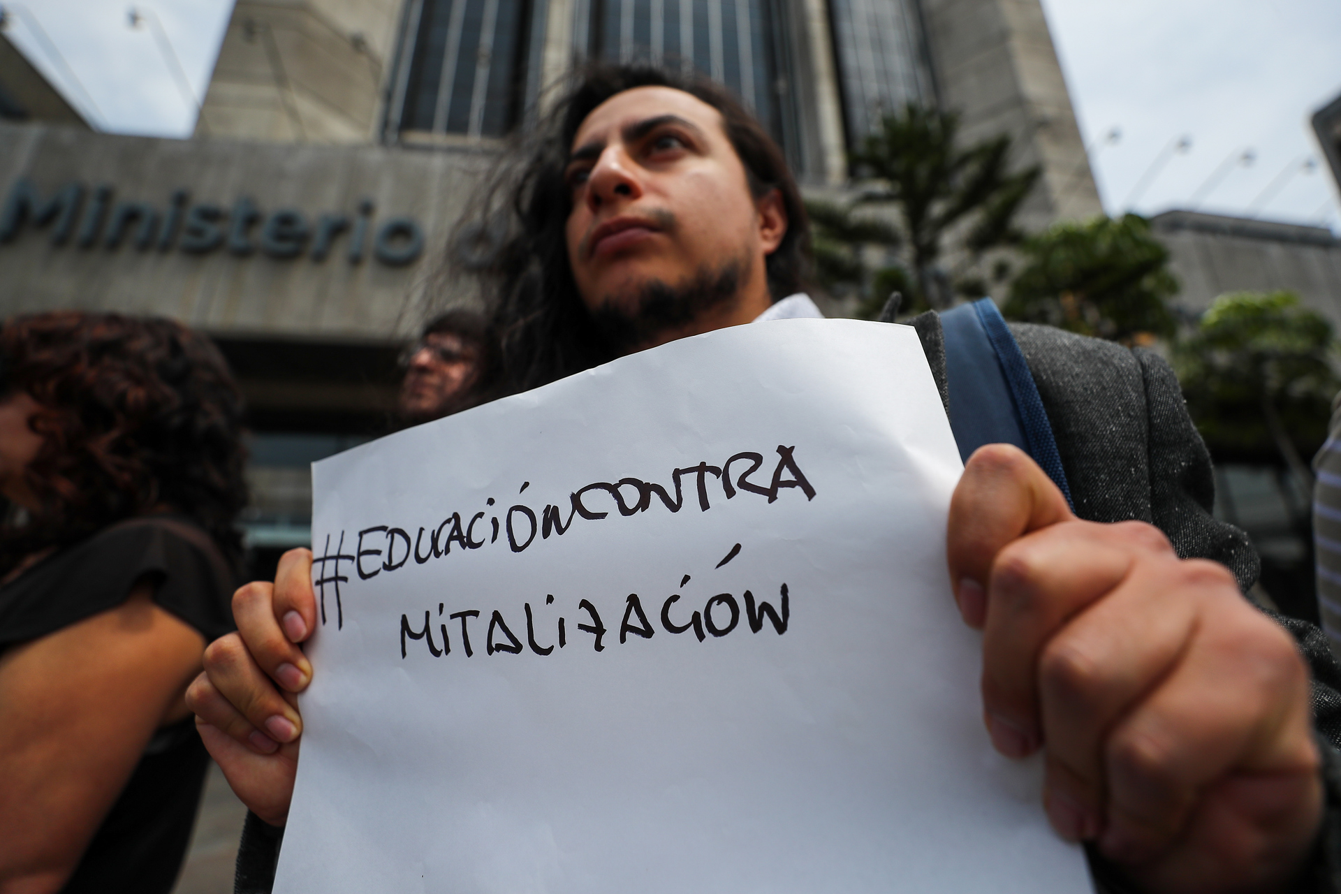 Colectivo de docentes protestan contra lo que consideran un proceso de “militarización” en Ecuador Colectivo de docentes protestan contra lo que consideran un proceso de “militarización” en Ecuador