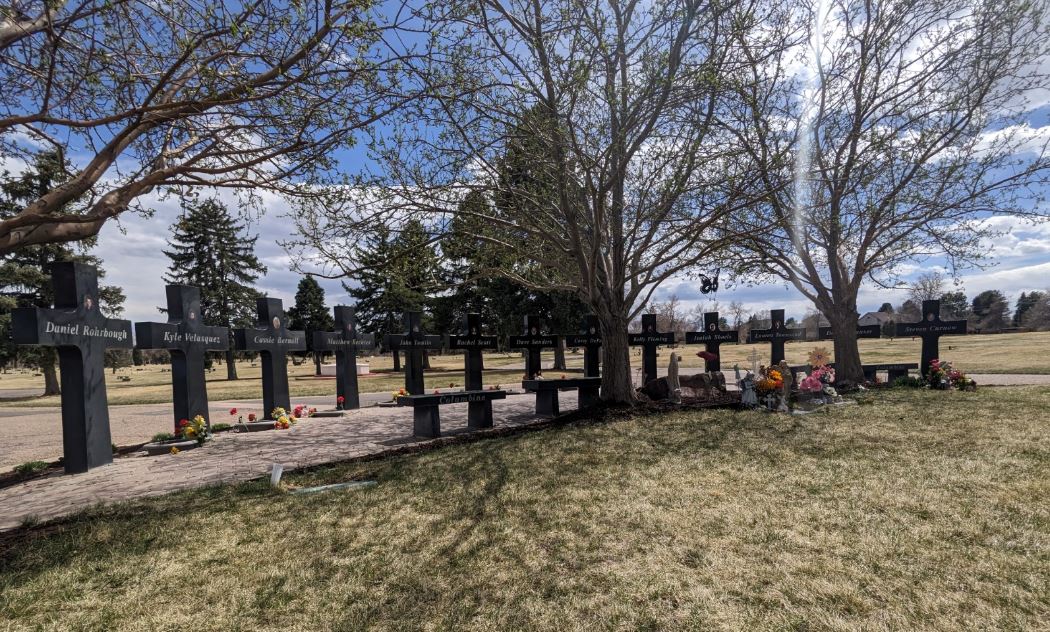 Biden recuerda a víctimas del tiroteo de Columbine