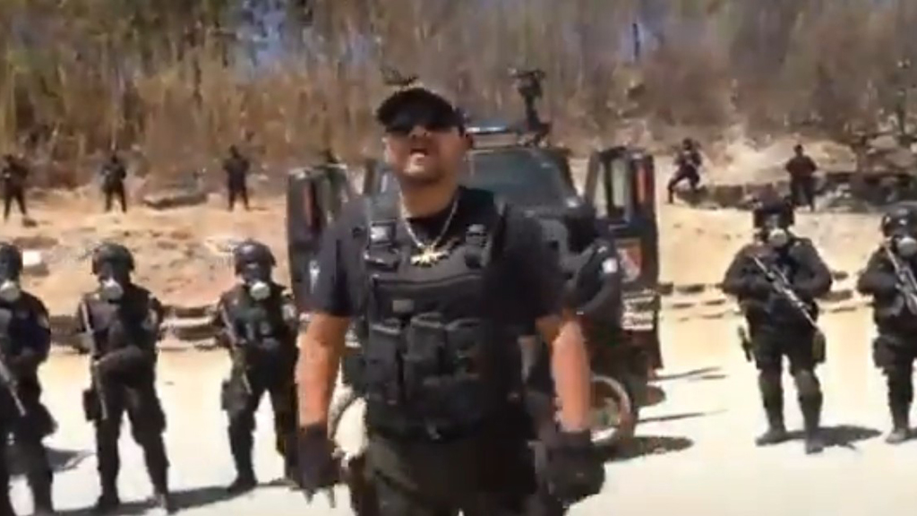 #Video Cantante graba corrido junto a policías de Oaxaca; separan a mandos y abren investigación