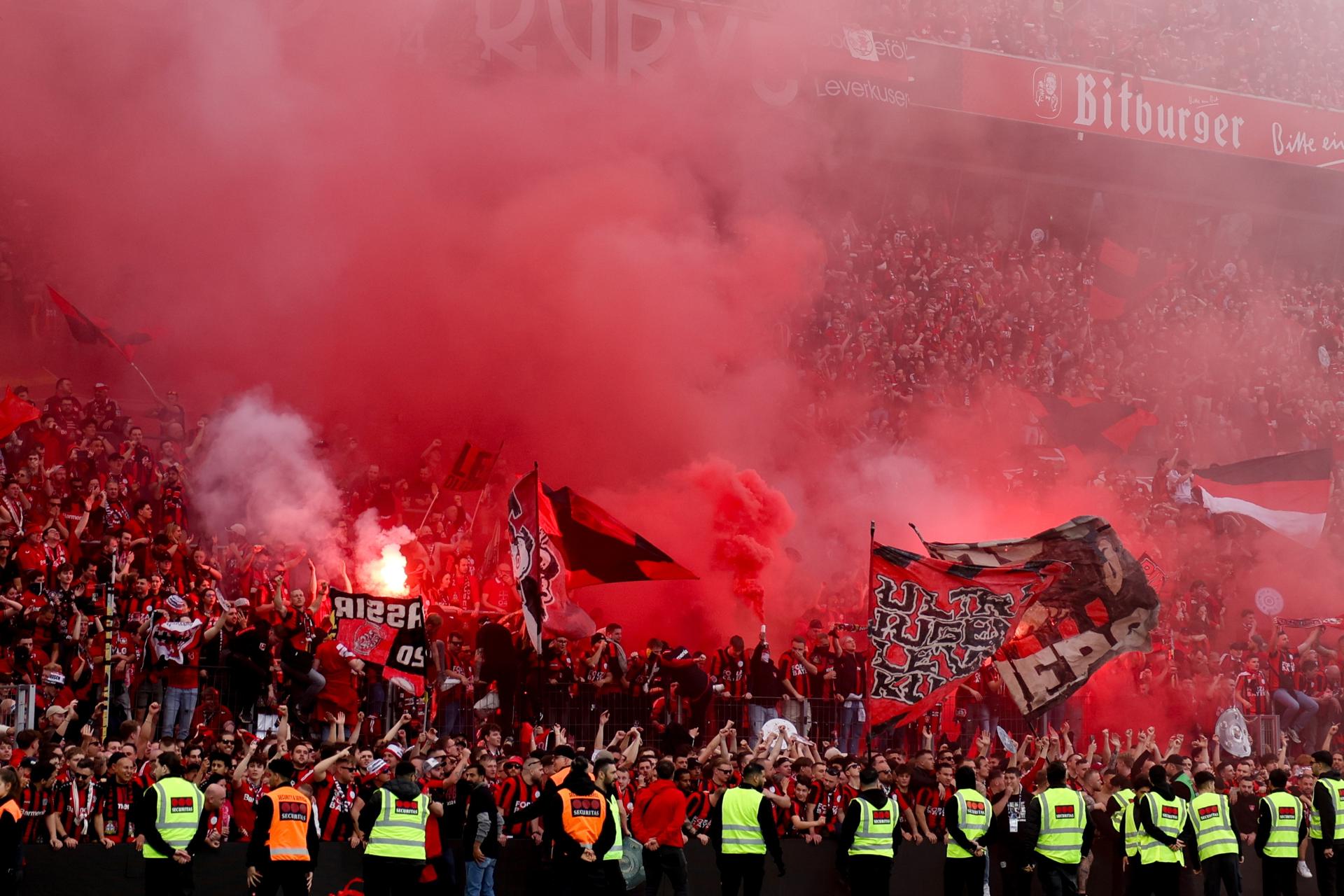 #Video Seguidores del Bayer Leverkusen celebran con invasión de campo y cantando “Viva España”