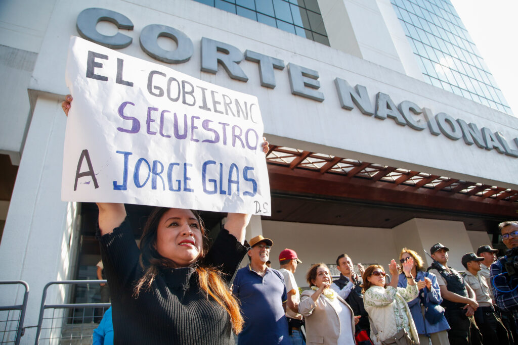 Manifestantes a favor de la liberación de Jorge Glas en Ecuador. Foto de EFE