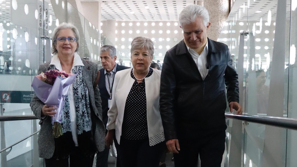 Diplomáticos en Ecuador regresan a México; “Llego con la frente en alto”, afirma embajadora