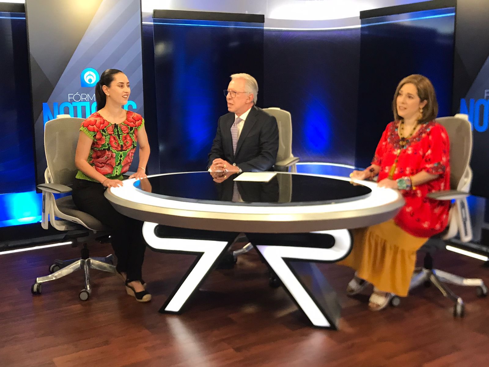 Dos mujeres, una silla Dos mujeres, una silla