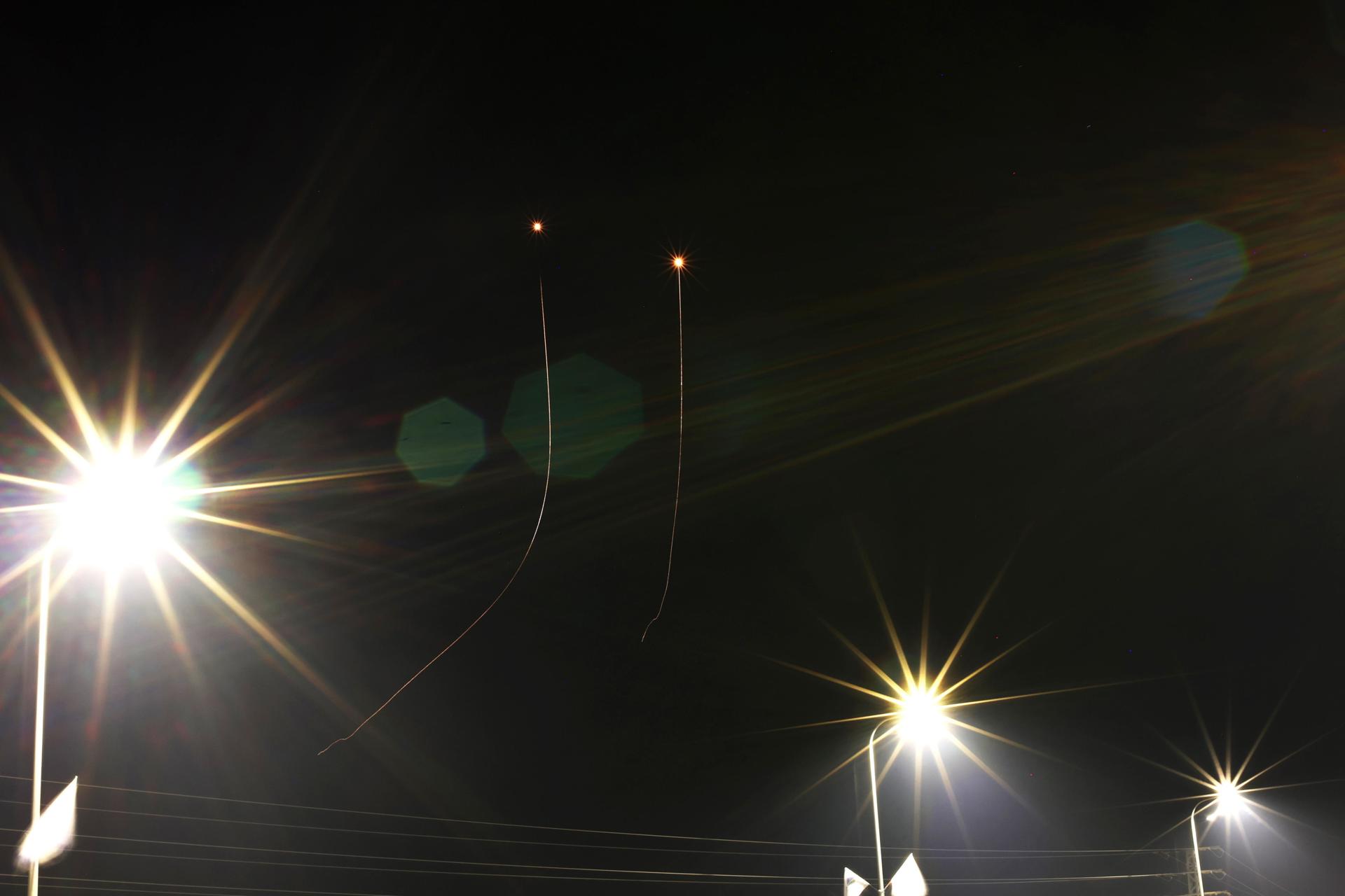 EE.UU. mantiene sus tropas en alerta tras derribar “decenas” de misiles y drones iraníes