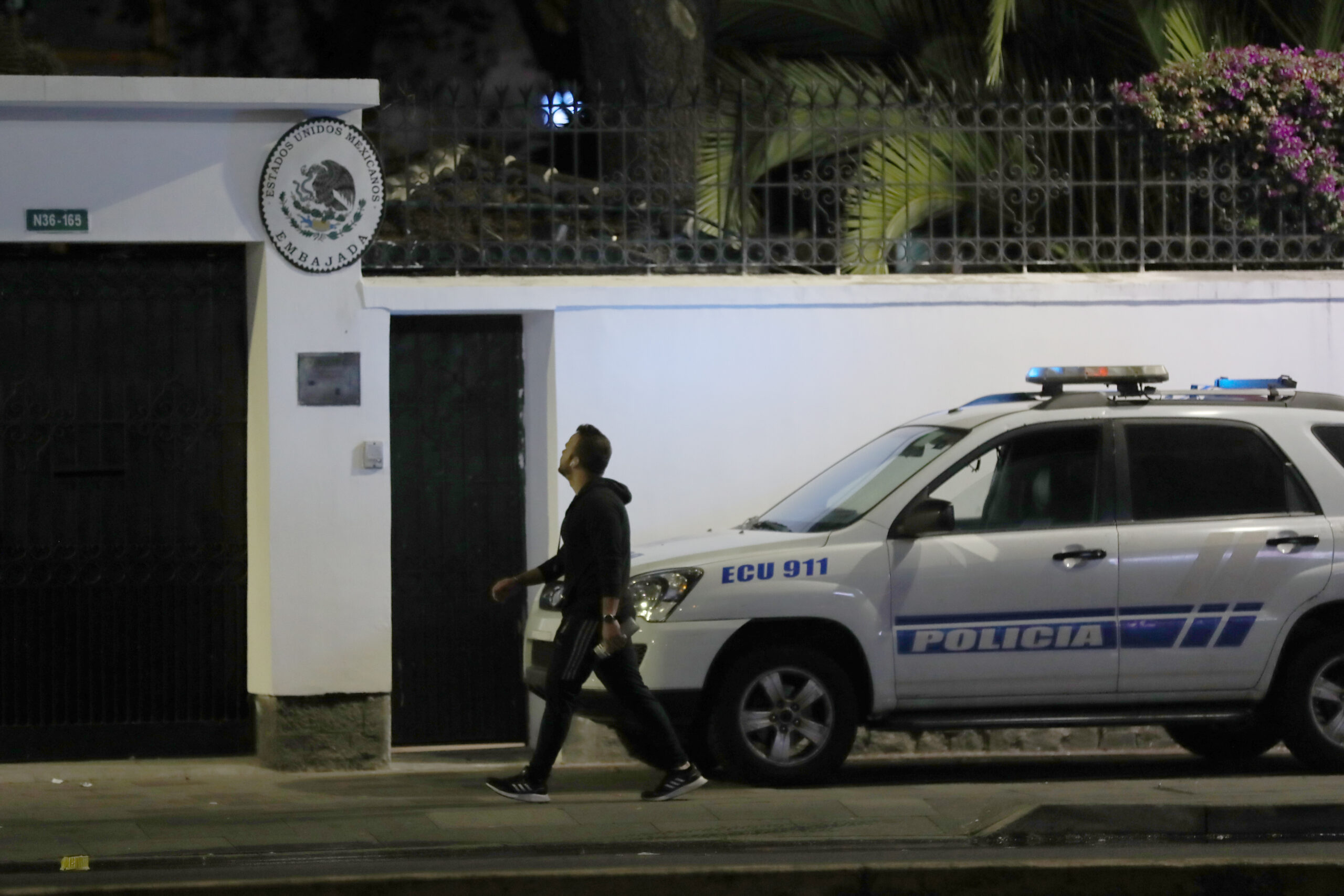 Ecuador mantiene vigilancia policial en la Embajada de México donde está Jorge Glas