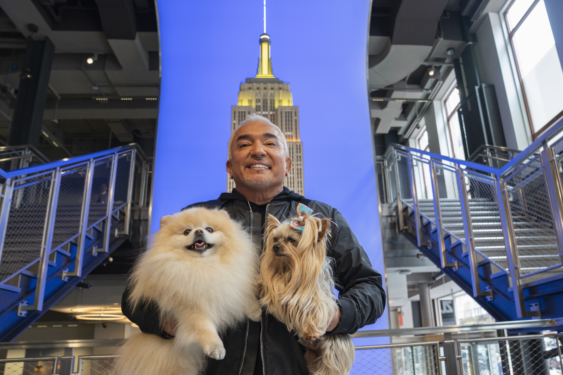 Empire State encargó a César Millán iluminar el edificio en honor a sus dos décadas profesionales