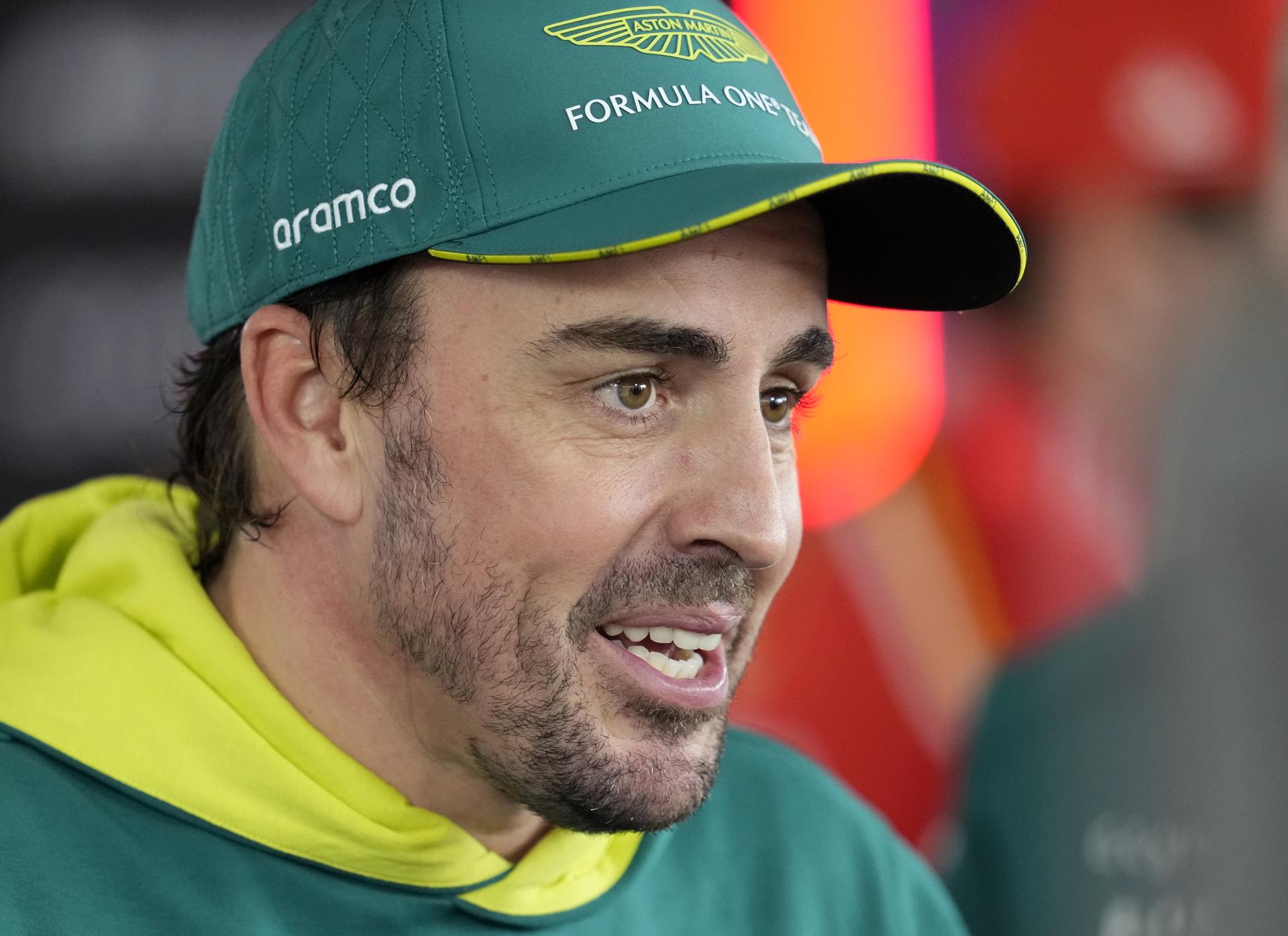 Fernando Alonso renueva con Aston Martin