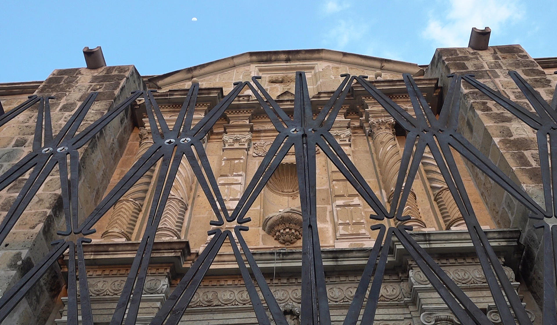 Una obra póstuma del artista Francisco Toledo se erige en templo de Oaxaca