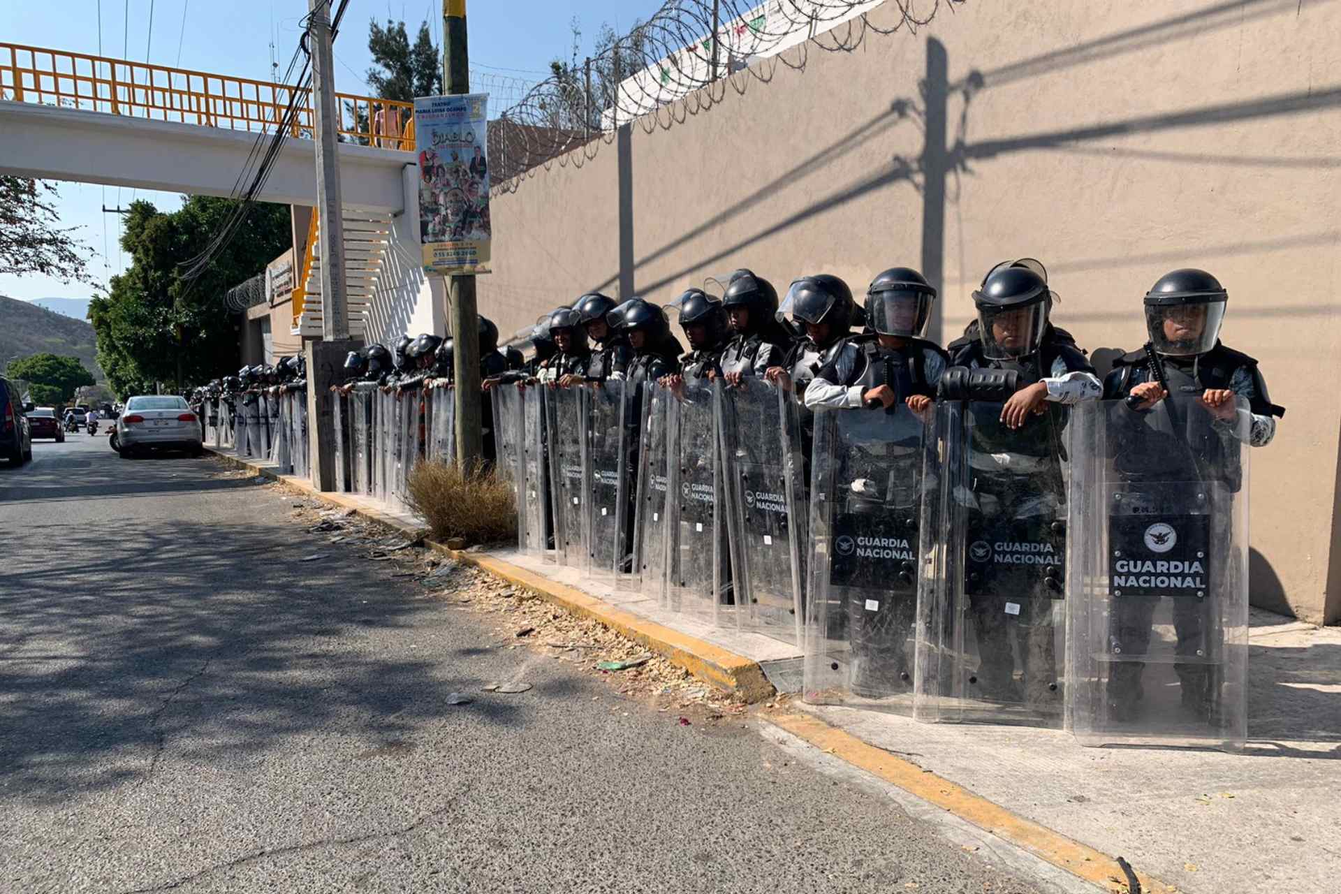 Guardias nacionales blindan la FGE Guerrero para evitar protestas de normalistas de Ayotzinapa