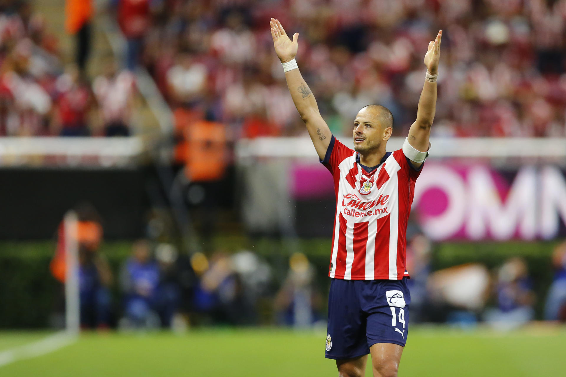 Chivas vence con apuros al Puebla; ‘Chicharito’ se estrena con el Rebaño