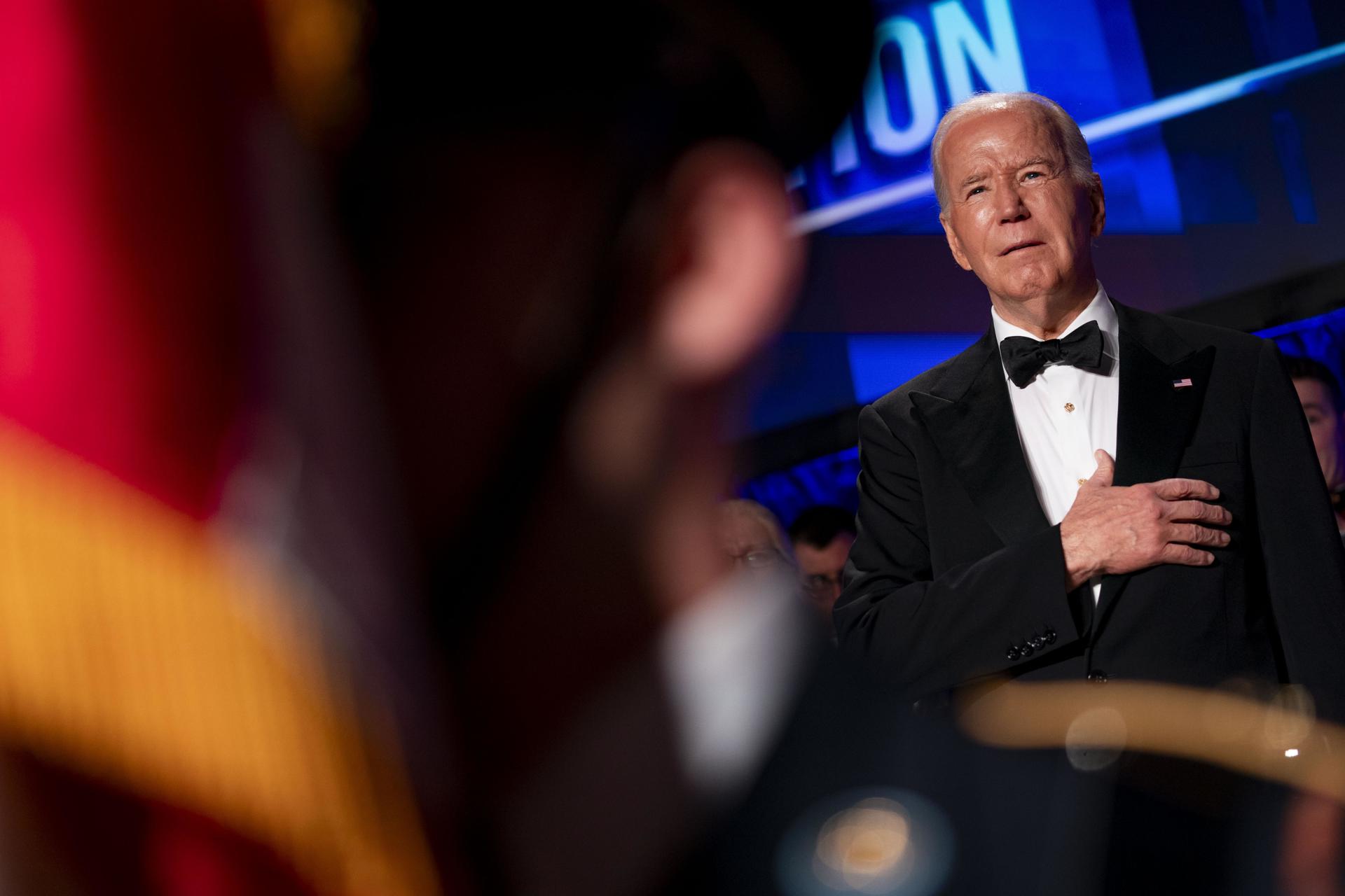 Biden celebra a la prensa mientras cientos de manifestantes critican su ...