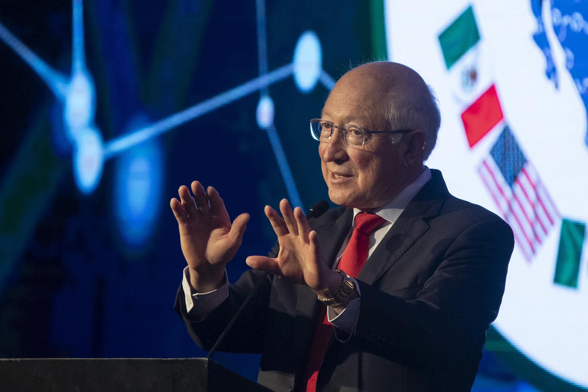 Ken Salazar pide a México luchar junto a EE.UU. contra el fentanilo como “socios y familia” Ken Salazar pide a México luchar junto a EE.UU. contra el fentanilo como “socios y familia”