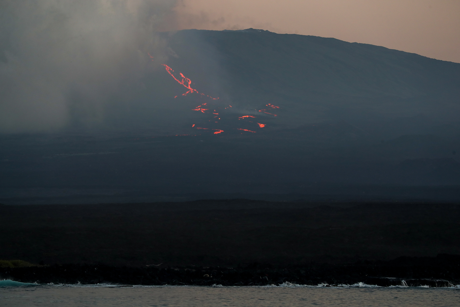 Lava de volcán en Islas Galápagos llega al mar tras 35 días de erupción