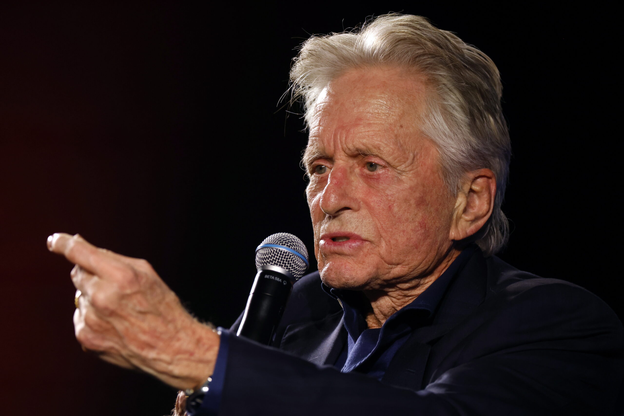 Michael Douglas se une a la campaña de Biden en un evento para recaudar fondos Michael Douglas se une a la campaña de Biden en un evento para recaudar fondos