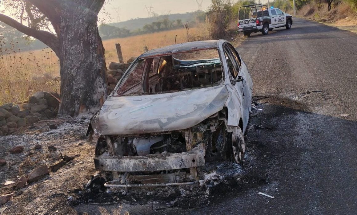 Automovilistas reportan personas asesinadas y calcinadas en carretera de Michoacán