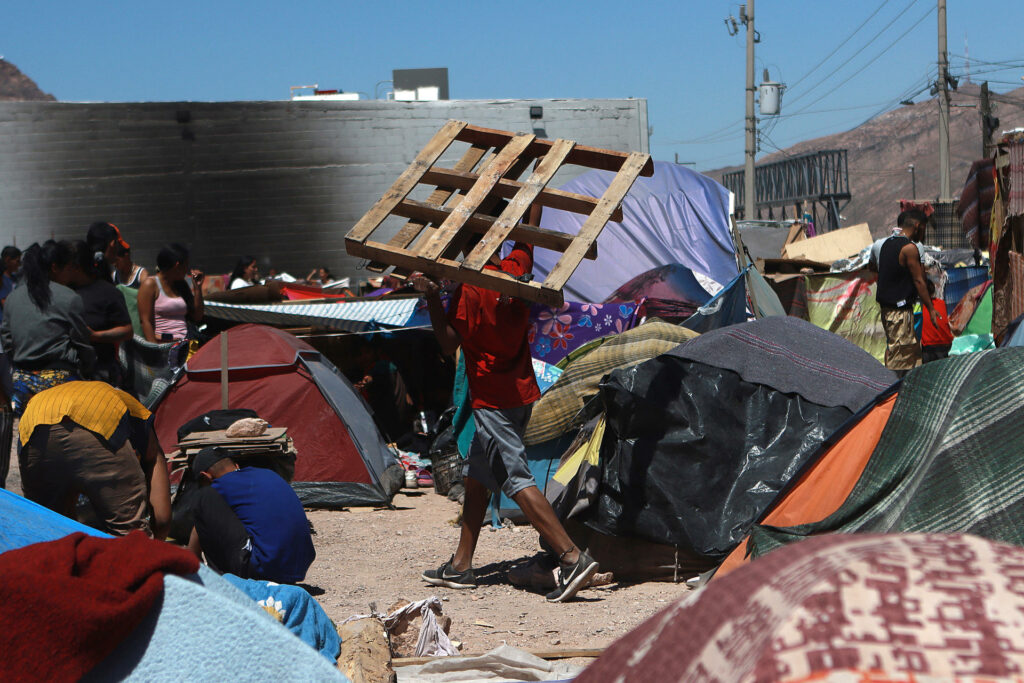 Miles de migrantes acampan en Chihuahua ante operativos en trenes - migrantes-acampan-en-chihuahua-1024x683