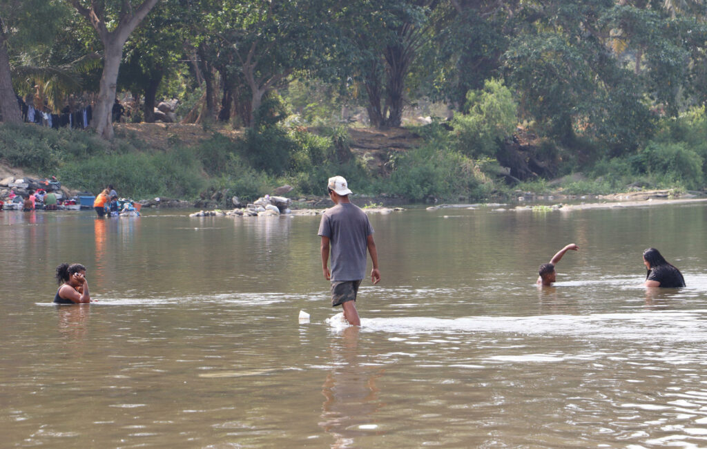Migrantes aprovechan la sequía del río Suchiate para cruzar de Centroamérica a México - migrantes-en-el-rio-suchiate-1024x650