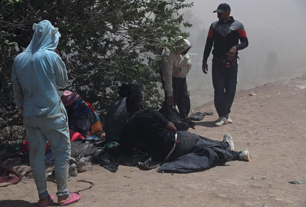 Crece el miedo de los migrantes al crimen organizado tras masacre en Chihuahua - migrantes-en-la-frontera-de-ciudad-juarez-chihuahua-con-eeuu-1024x693