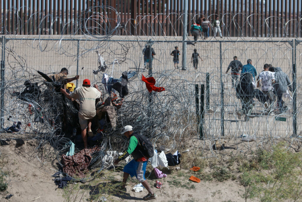 Caen 30 % las detenciones de migrantes en la frontera sur de EE.UU. - migrantes-migracion-texas-ciudad-juarez-ley-sb4-1024x683
