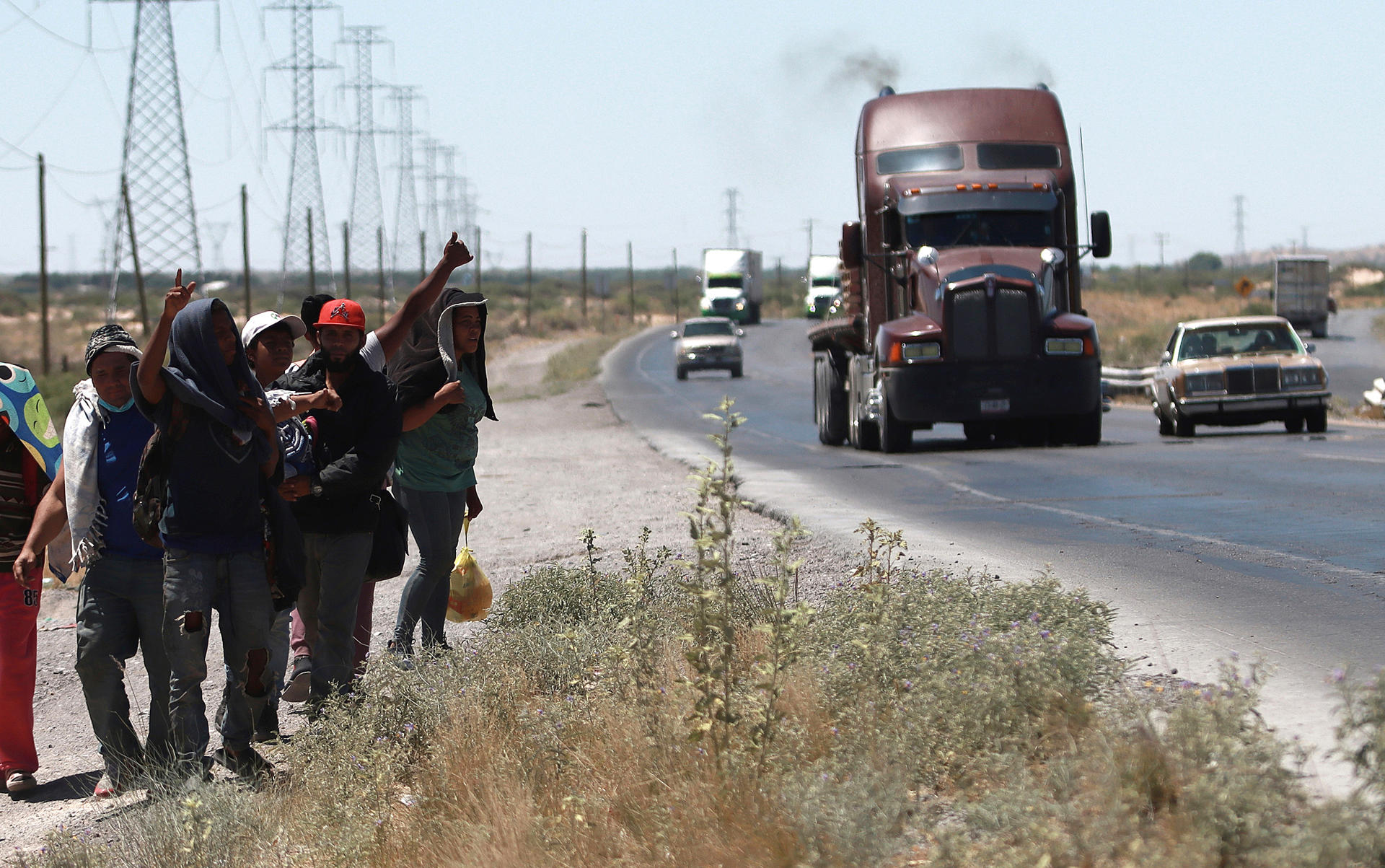 Migrantes cruzan el peligro del desierto en México ante la mayor vigilancia de autoridades