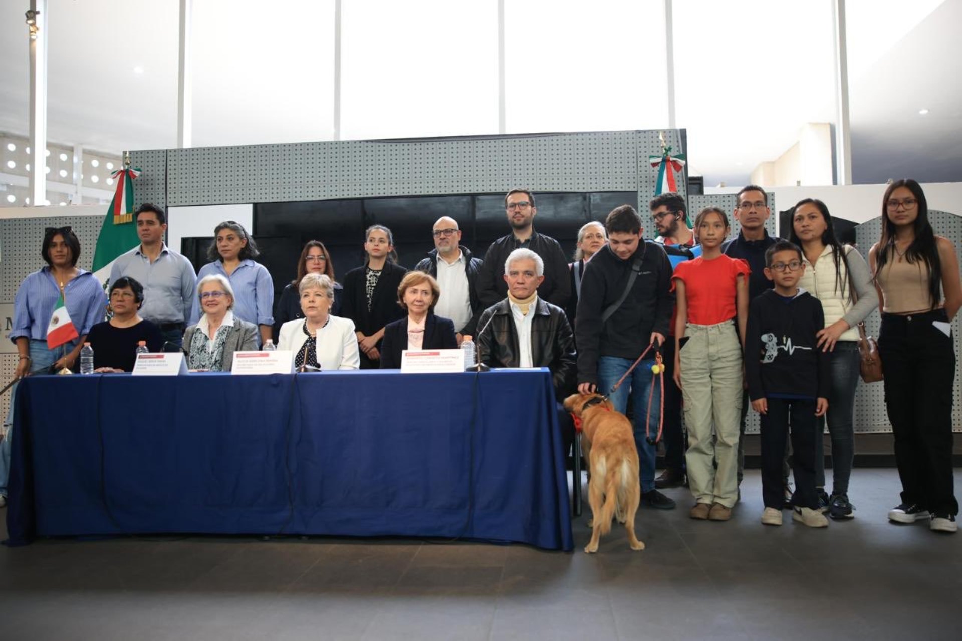 AMLO pide la Medalla Belisario Domínguez para misión diplomática mexicana que estuvo en Ecuador AMLO pide la Medalla Belisario Domínguez para misión diplomática mexicana que estuvo en Ecuador