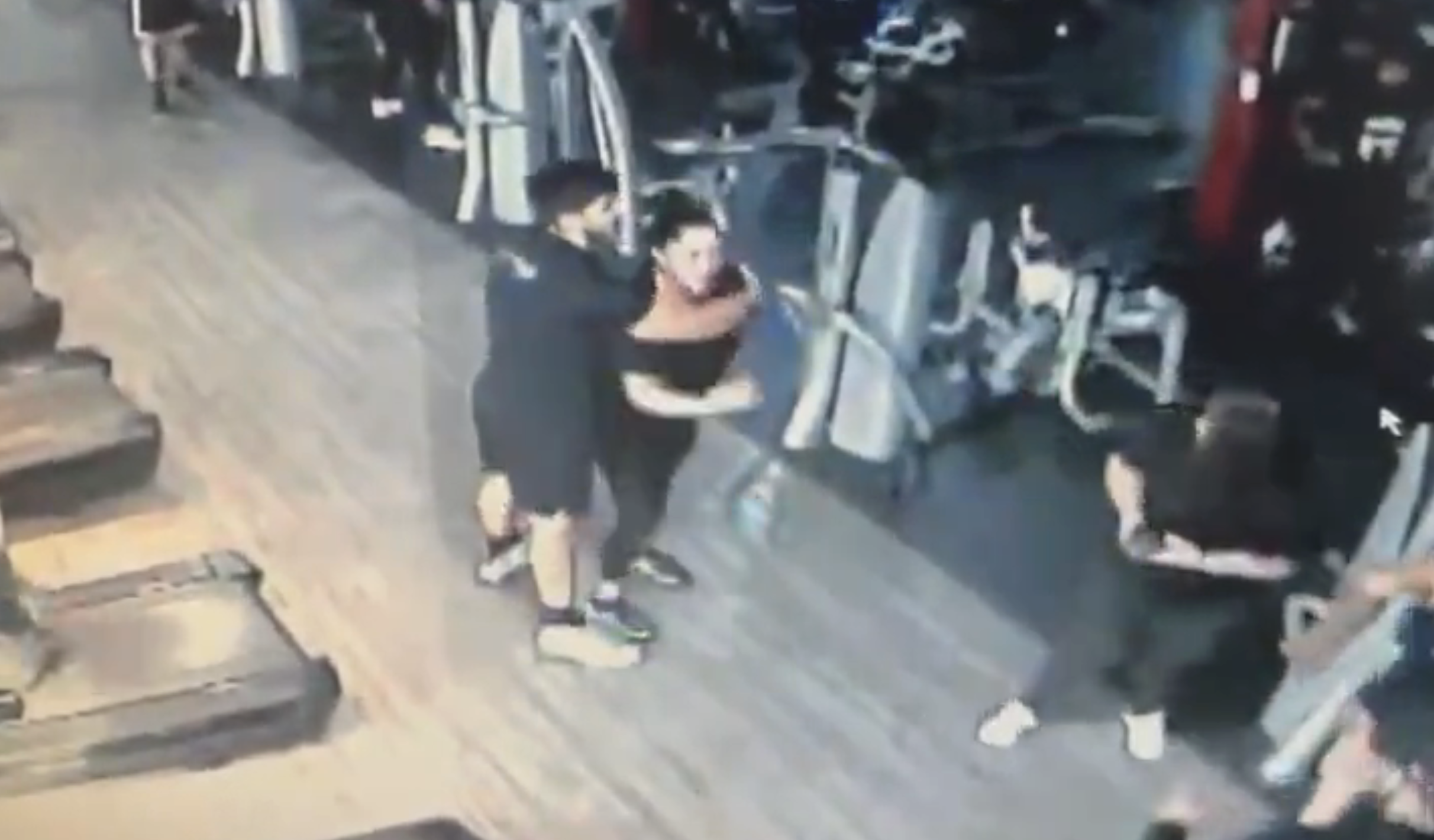 #Video Mujer pierde parte de un dedo tras riña en gimnasio de Monterrey