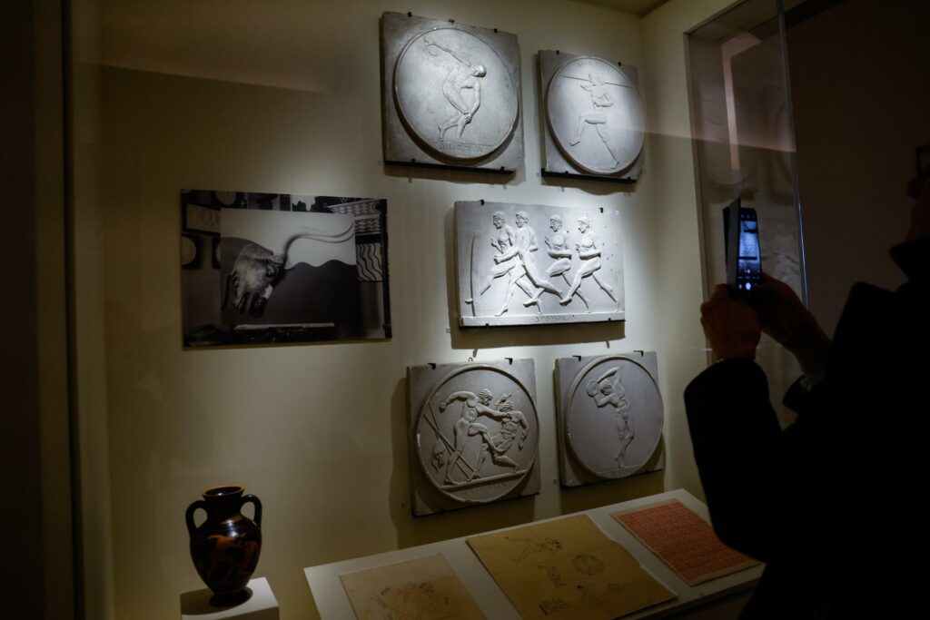 Museo de Louvre bucea en la reinvención del Olimpismo y abre sus salas al yoga y a la danza - museo-louvre-paris-2024-exhibicion-1024x683