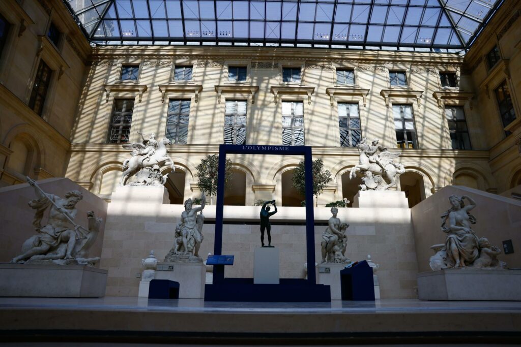 Museo de Louvre bucea en la reinvención del Olimpismo y abre sus salas al yoga y a la danza - museo-louvre-paris-2024-exhibicion-2-1024x683