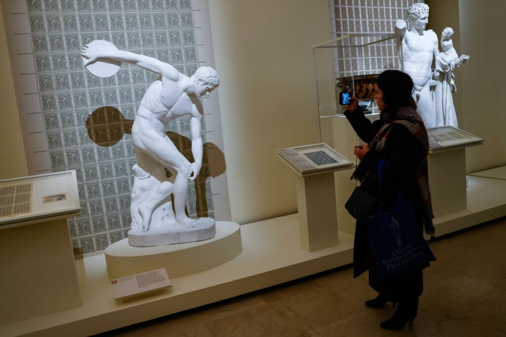 Museo de Louvre bucea en la reinvención del Olimpismo y abre sus salas al yoga y a la danza - museo-louvre-paris-2024-exhibicion-4-1024x683