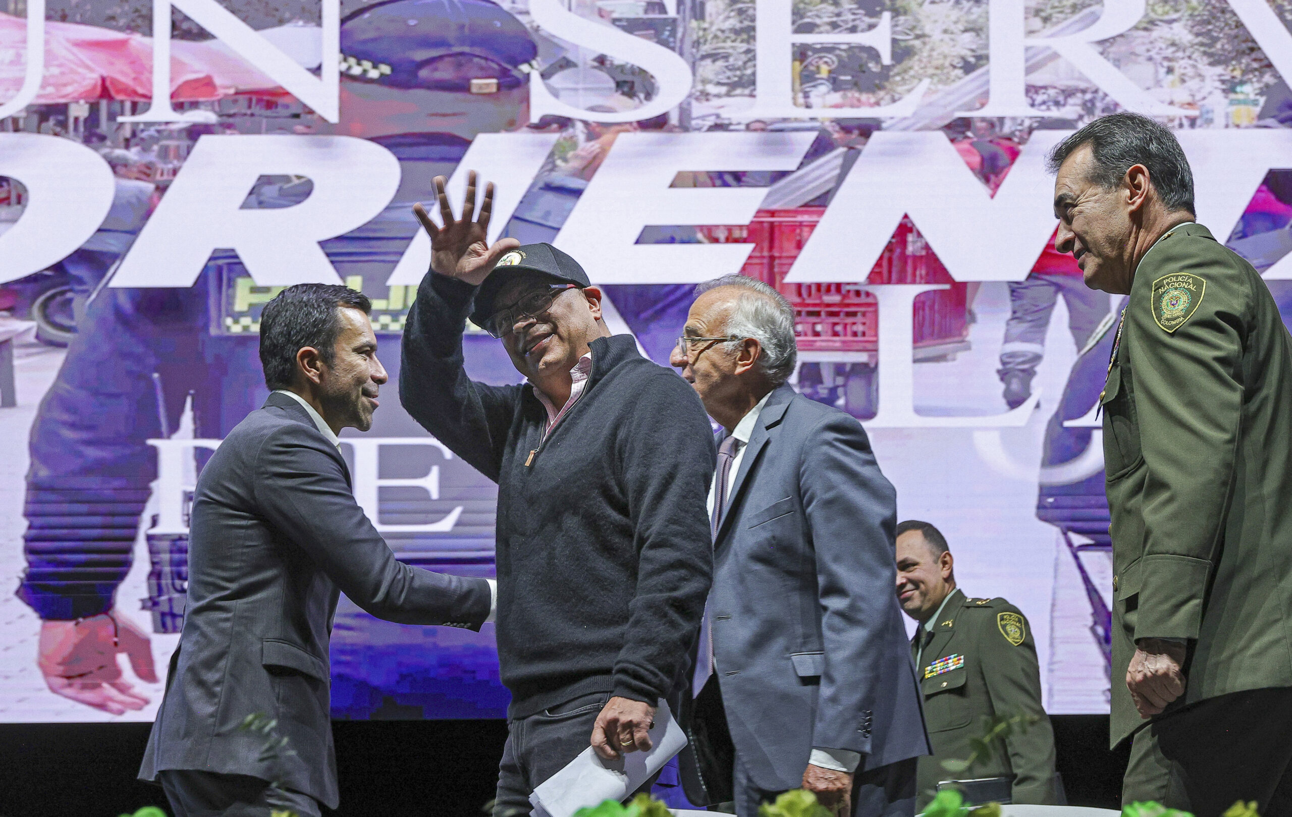 Abuchean a Petro por decir que en los expendios de droga en barrios “compran al policía”