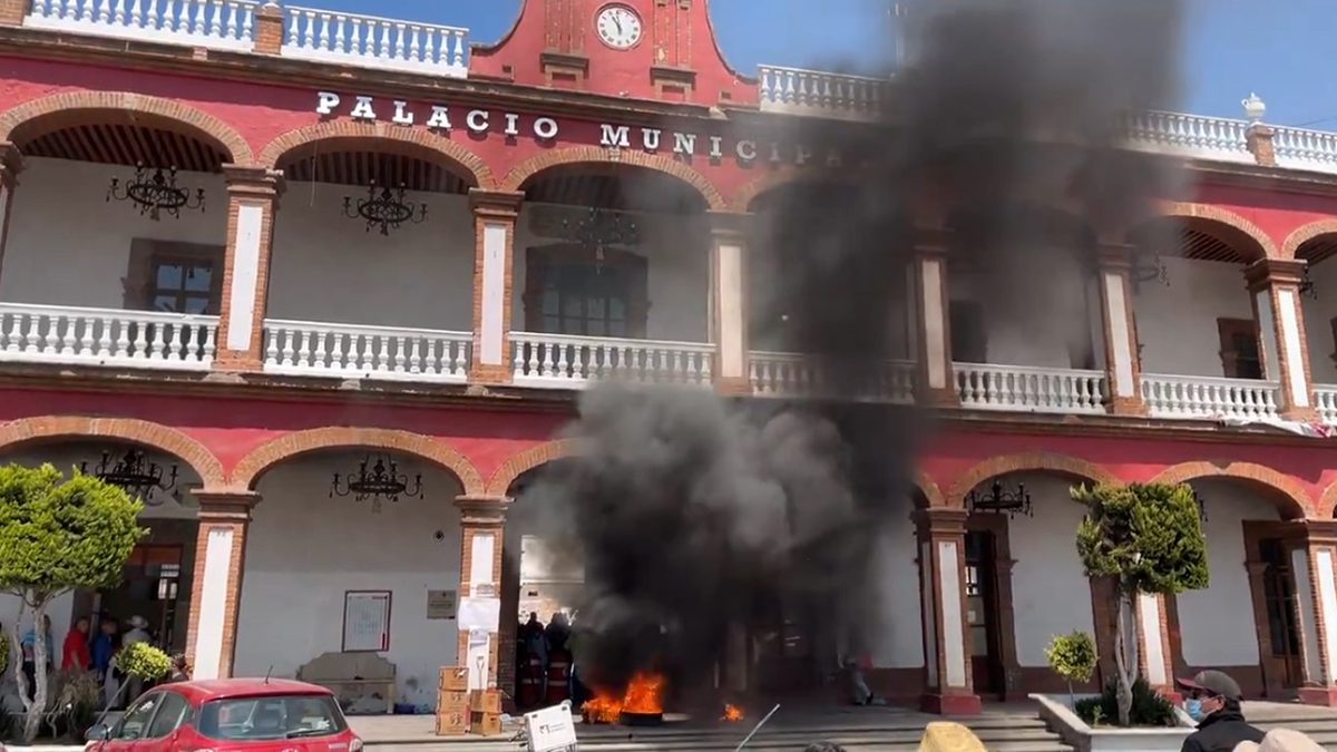 #Video Prenden fuego frente a Palacio Municipal de Otumba para exigir ayuda contra incendio forestal