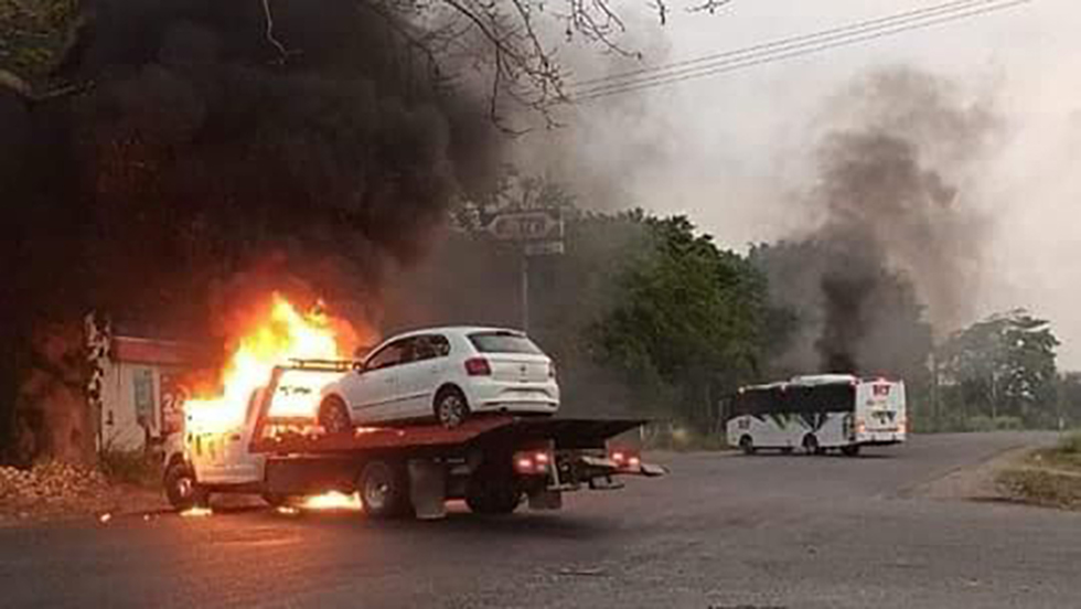 #Video Enfrentamiento en Tabasco deja 2 muertos y 4 detenidos; hubo quema de vehículos
