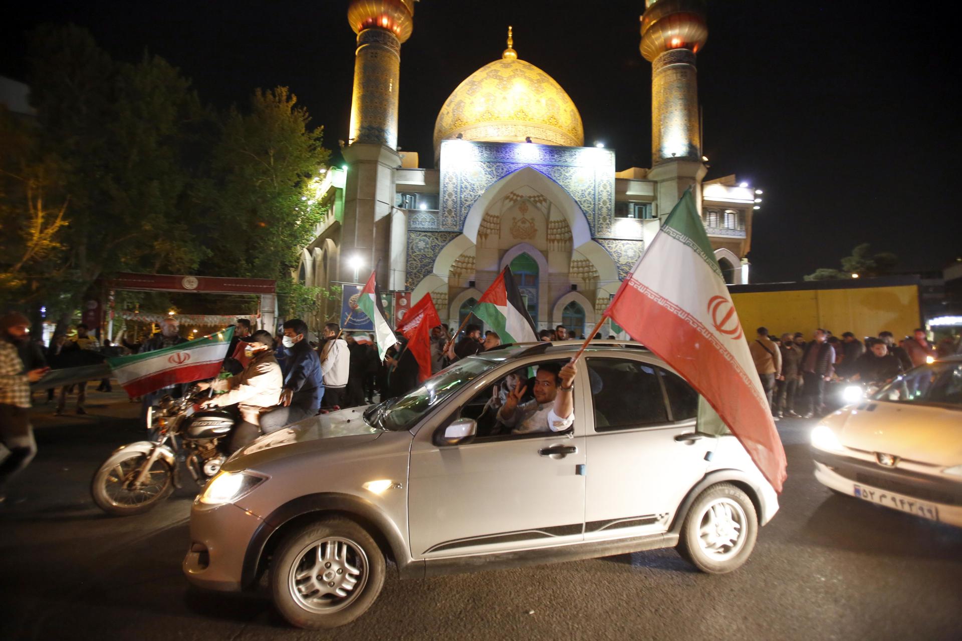 Pequeñas celebraciones en Irán por el ataque contra Israel Pequeñas celebraciones en Irán por el ataque contra Israel