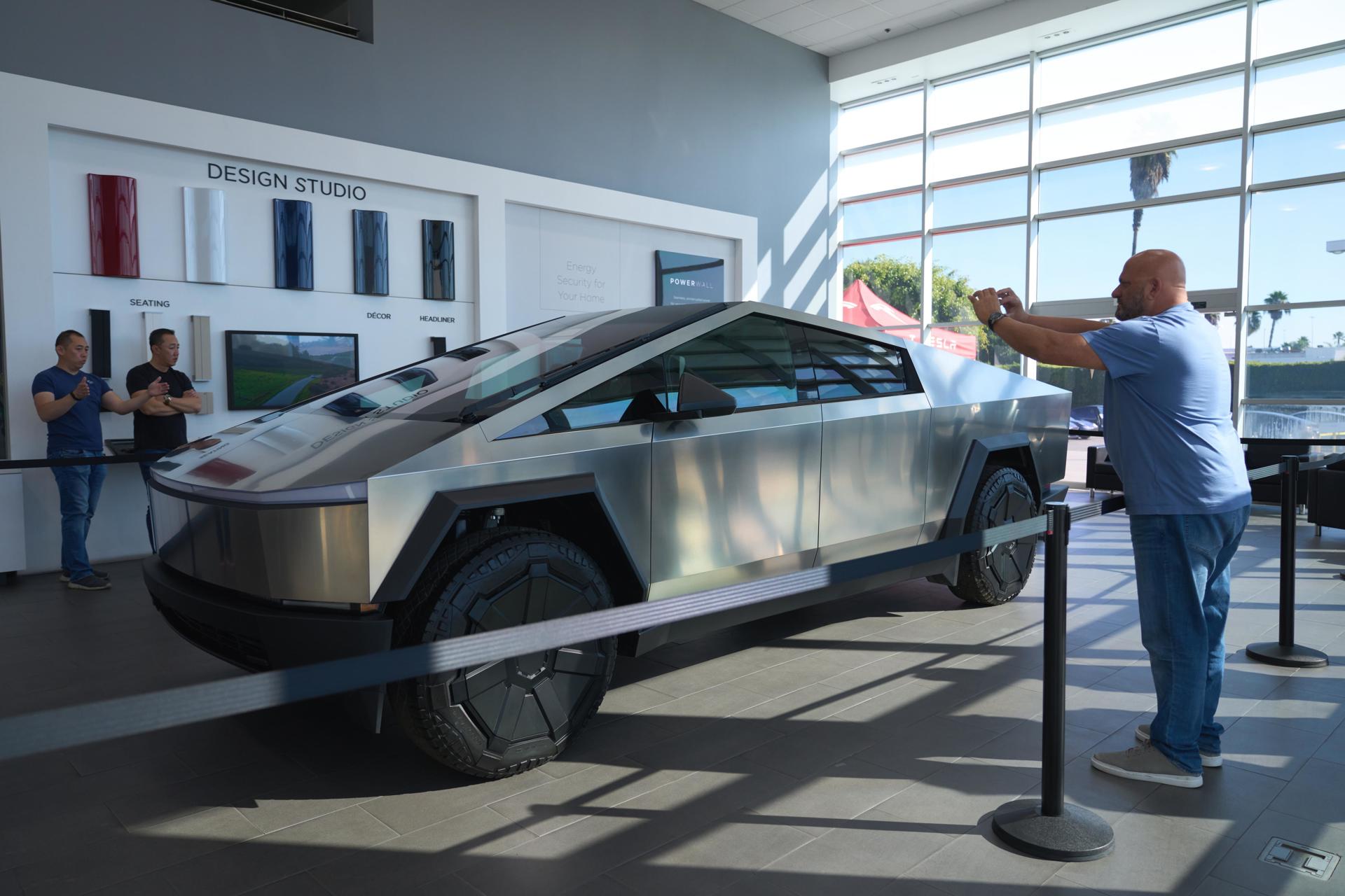 Tesla llamará a revisión 3 mil 878 camionetas Cybertruck por defecto en acelerador