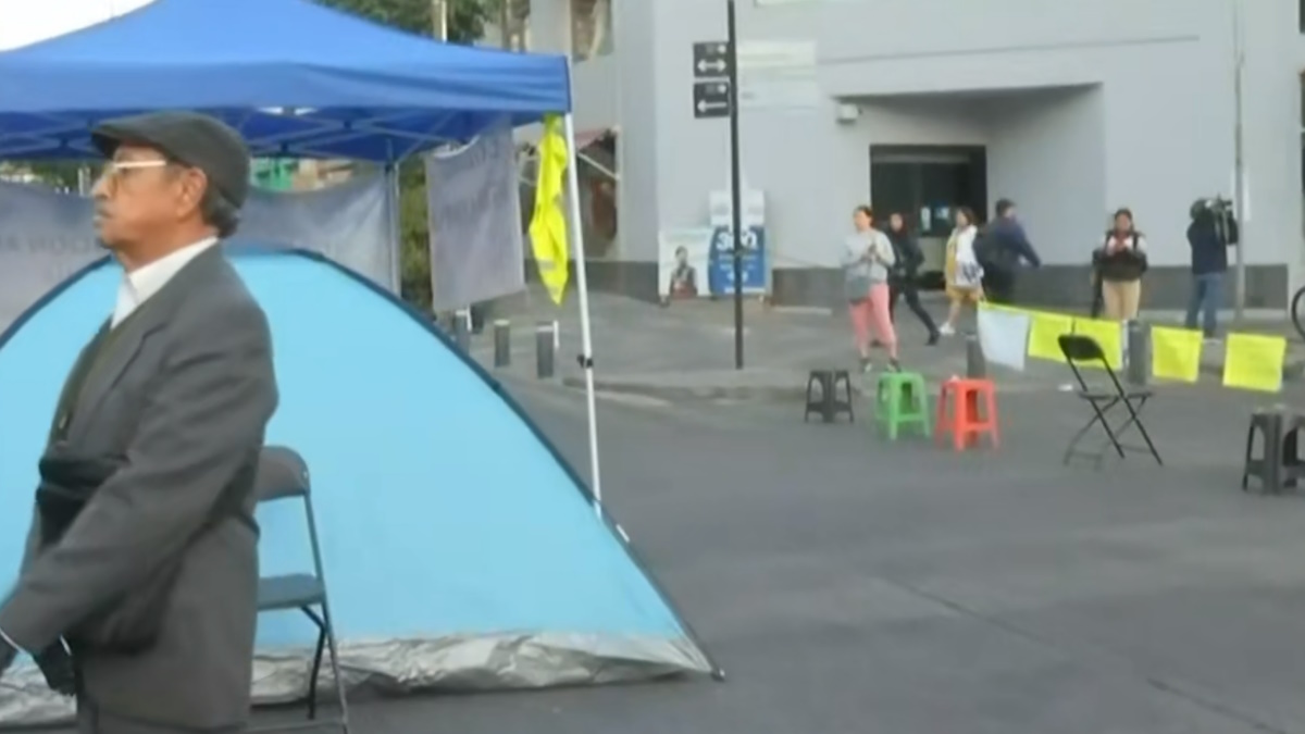 Vecinos de Benito Juárez mantienen plantón entre Insurgentes y Xola por agua contaminada Vecinos de Benito Juárez mantienen plantón entre Insurgentes y Xola por agua contaminada