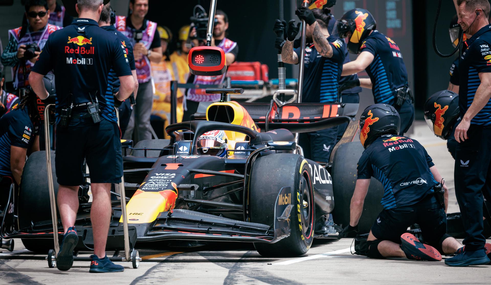 Verstappen refuerza su liderato tras remontar en el ‘sprint’ del GP de China; ‘Checo’ termina tercero
