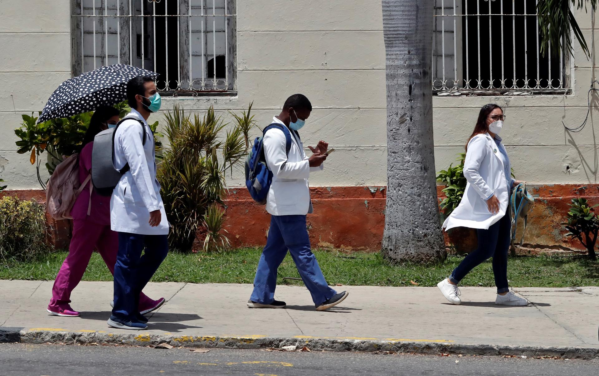 El gobierno de México contratará mil 200 médicos cubanos más