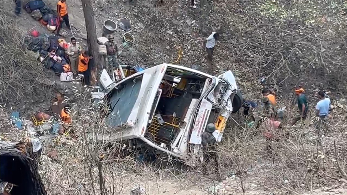 Al menos 21 muertos en un accidente de autobús en la Cachemira india Al menos 21 muertos en un accidente de autobús en la Cachemira india