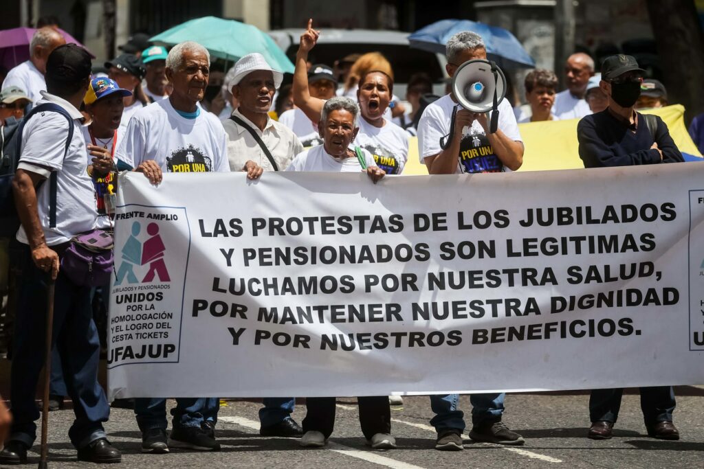 Adultos mayores protestan en Caracas contra la "pensión de hambre" y por una "vejez digna" - adultos-mayores-protestan-en-caracas-contra-la-pension-de-hambre-y-por-una-vejez-digna-2-1024x683