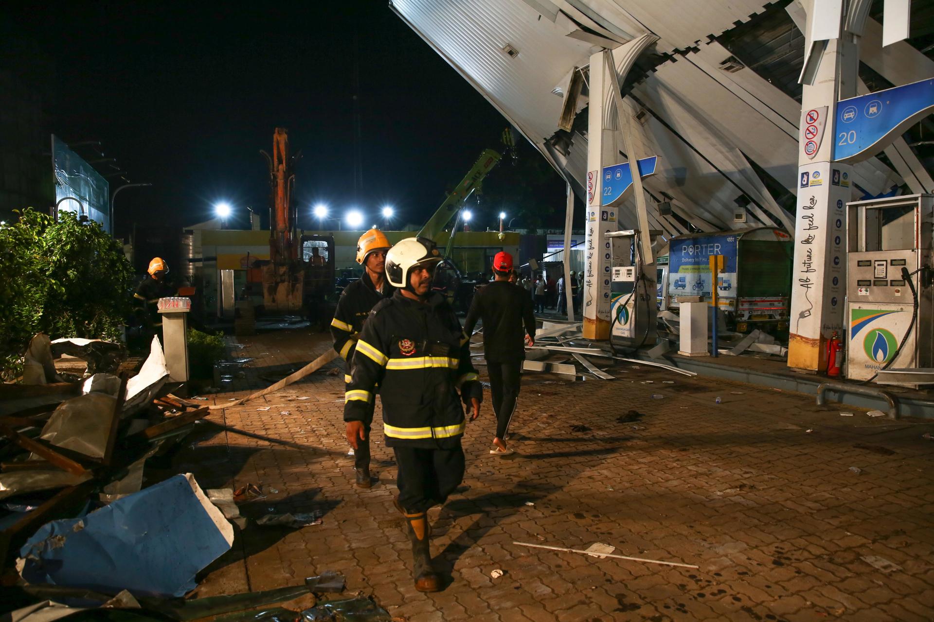 Al menos 4 muertos y 64 heridos al desplomarse una valla sobre una gasolinera en Bombay Al menos 4 muertos y 64 heridos al desplomarse una valla sobre una gasolinera en Bombay