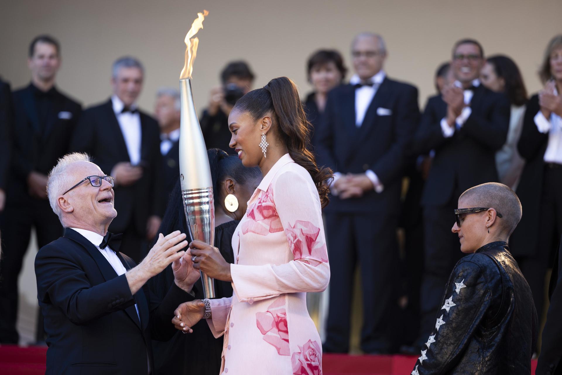 Alfombra roja olímpica en Cannes: la antorcha de París 2024 ilumina el Festival Alfombra roja olímpica en Cannes: la antorcha de París 2024 ilumina el Festival