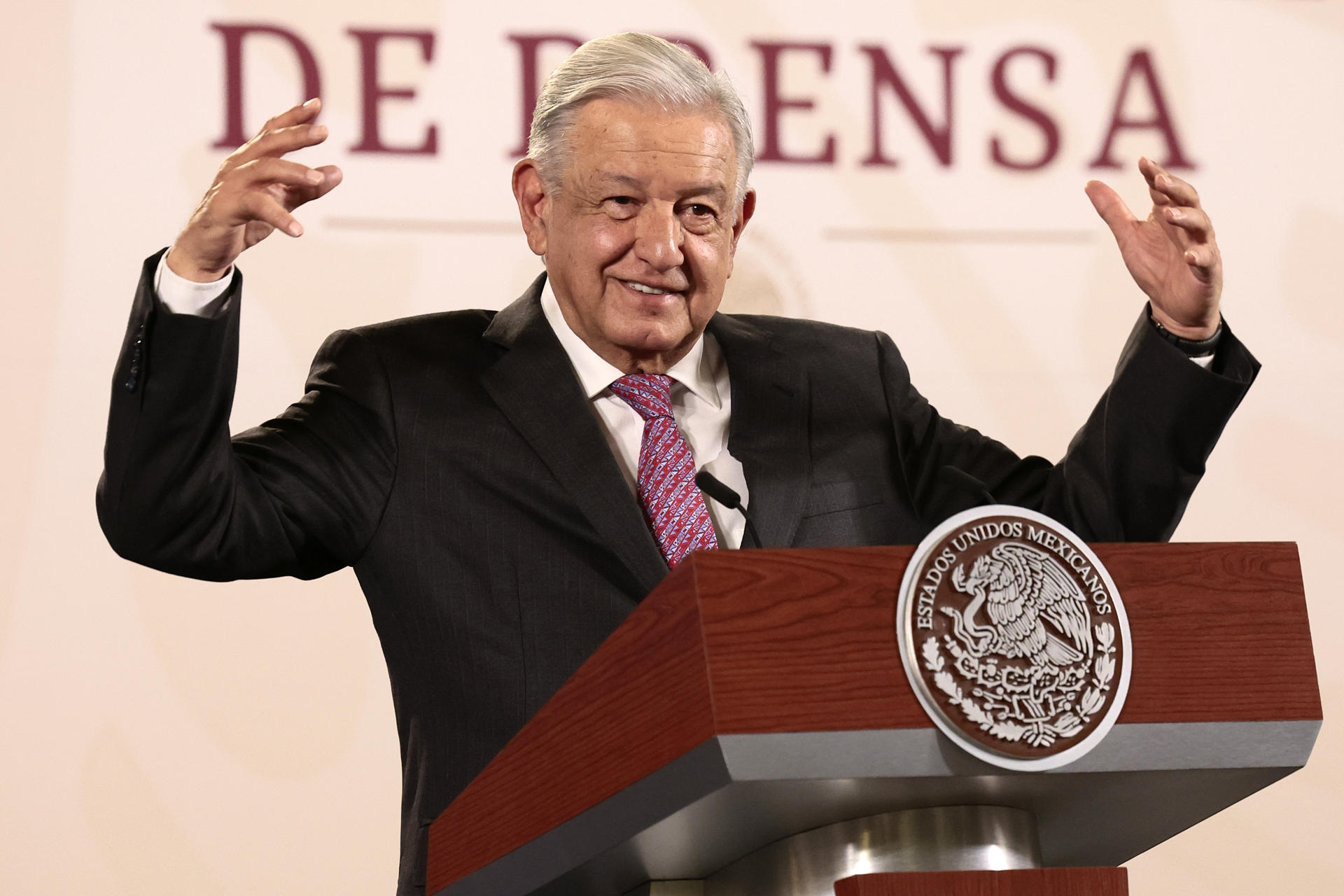 AMLO anuncia aumento salarial de 10 % a maestros este 15 de mayo
