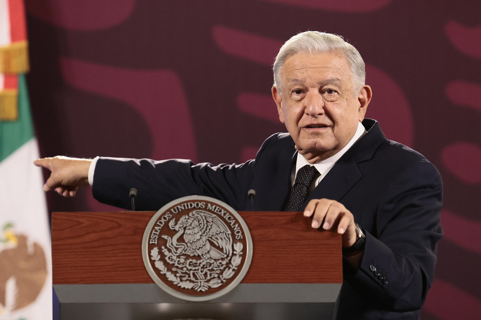 López Obrador pide a escuela “no dejarse intimidar” por extorsión del narcotráfico
