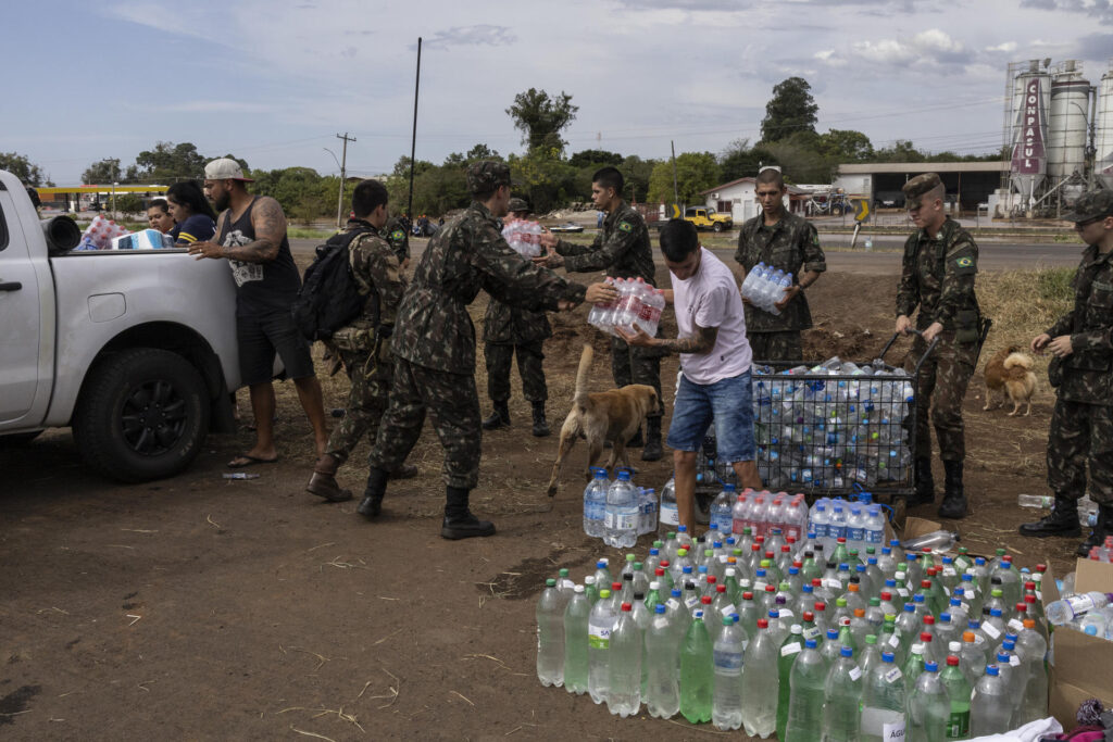 Inundaciones en el sur de Brasil suman 108 muertos y 136 desaparecidos - ayuda-humanitaria-por-inundaciones-devastadoras-al-sur-de-brasil-1024x683