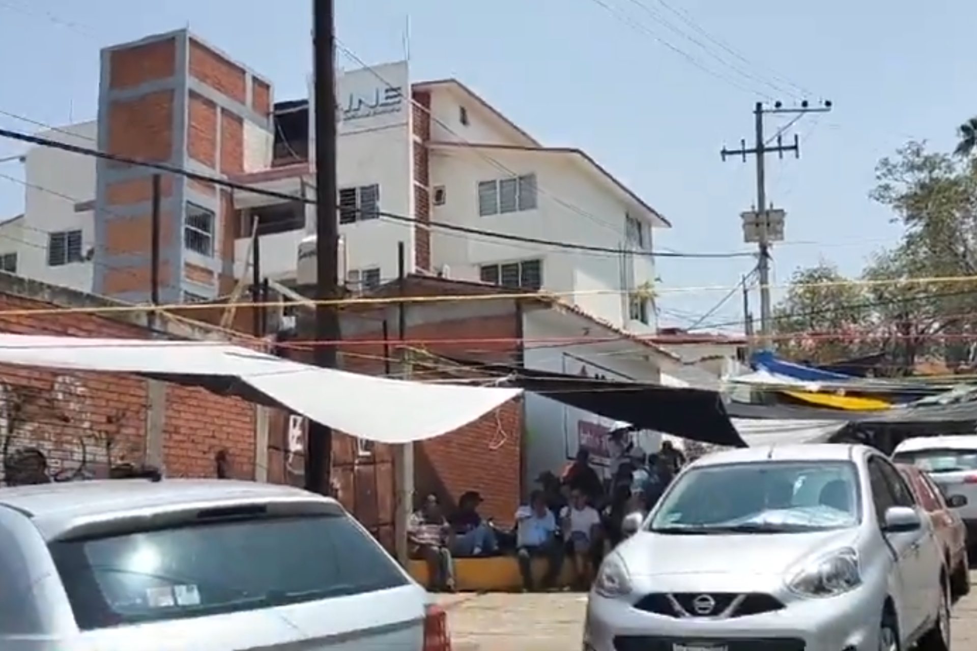 CNTE mantiene bloqueadas instalaciones del INE en Oaxaca