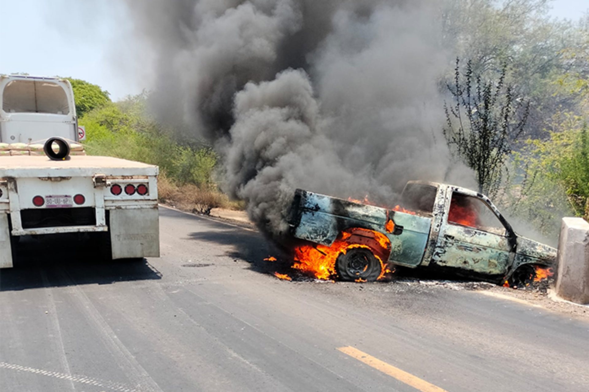 Se registran bloqueos carreteros y autos incendiados en Michoacán