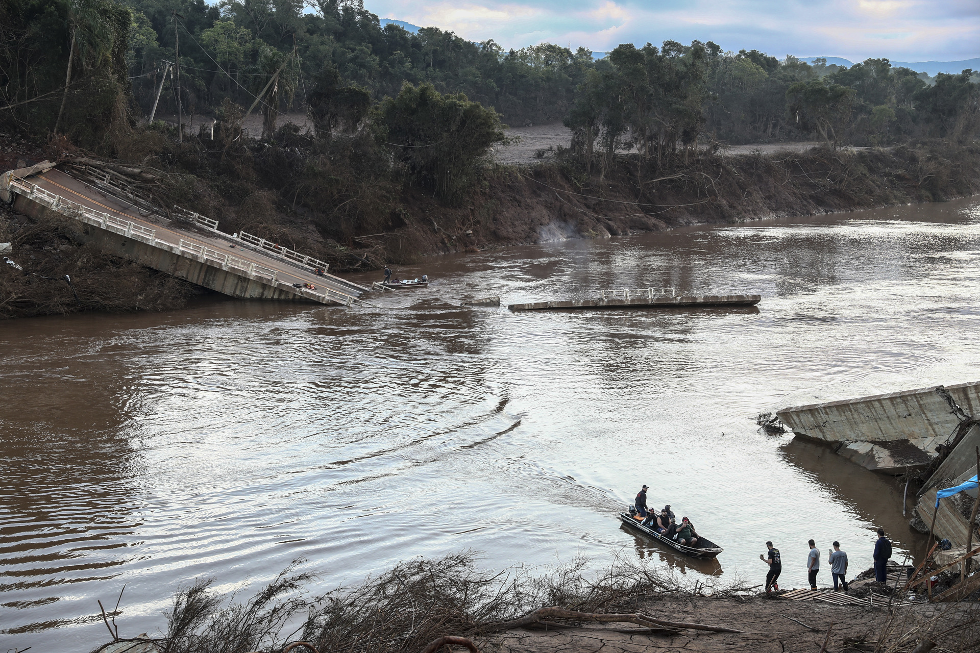 Brasil despliega operativo masivo para asistir a víctimas de inundaciones en el sur del país Brasil despliega operativo masivo para asistir a víctimas de inundaciones en el sur del país