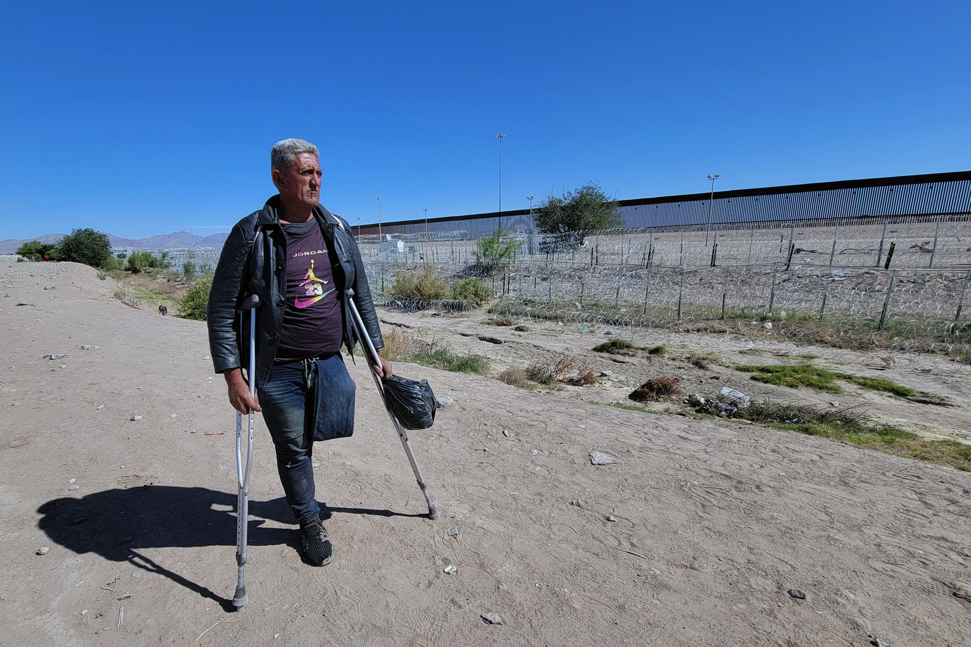 Migrante venezolano con una sola pierna busca cruzar la frontera a pesar de su discapacidad Migrante venezolano con una sola pierna busca cruzar la frontera a pesar de su discapacidad