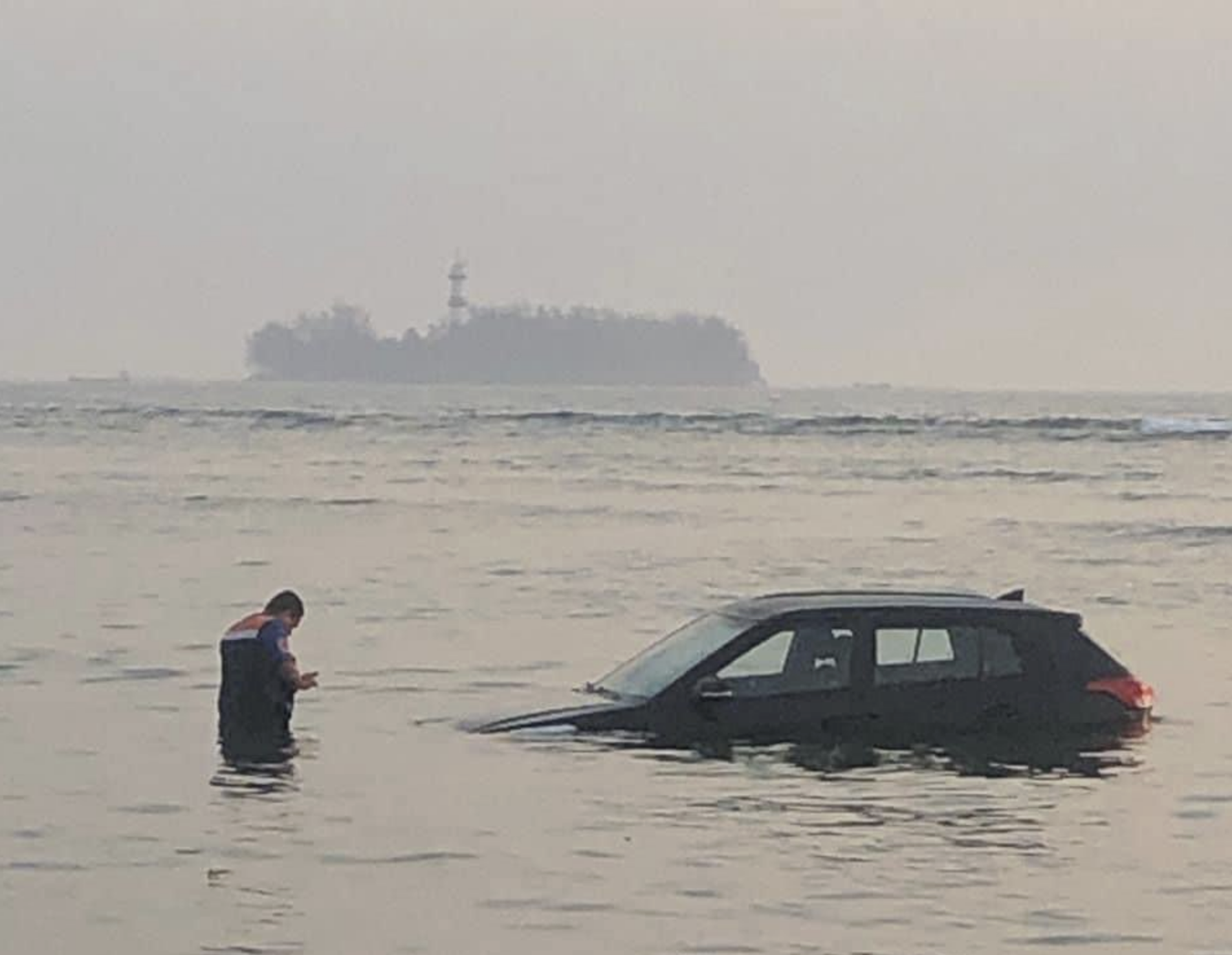 Camioneta amanece en el mar en Veracruz